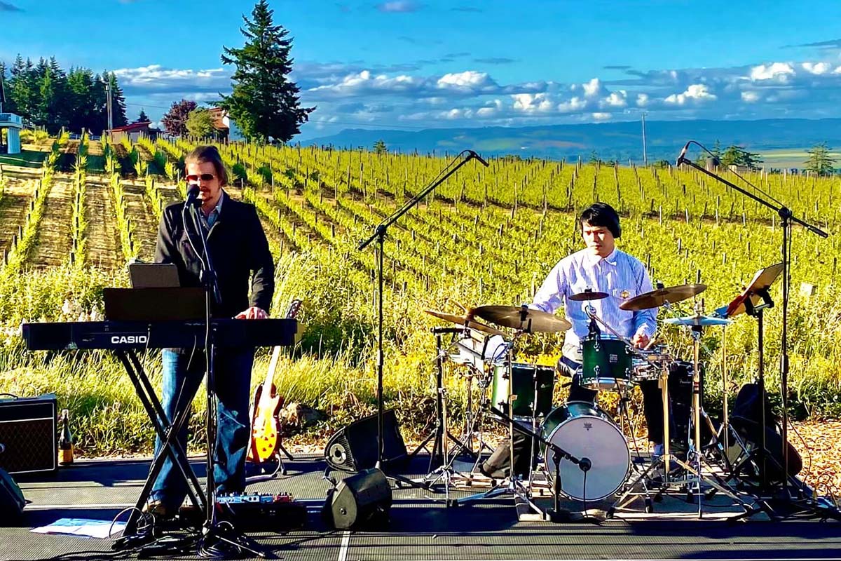 Aaron Barnhart and Band performing live in front of Brooks Vineyards