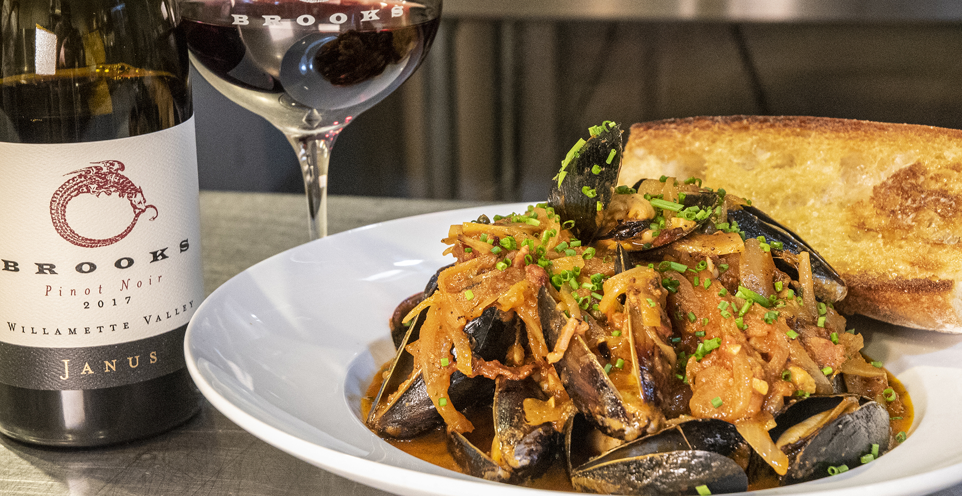 Mussels with spiced tomato coulis & garlic toast